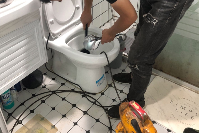 安宁马桶堵塞自己疏通还是找师傅?专业上门服务让你省时更省心